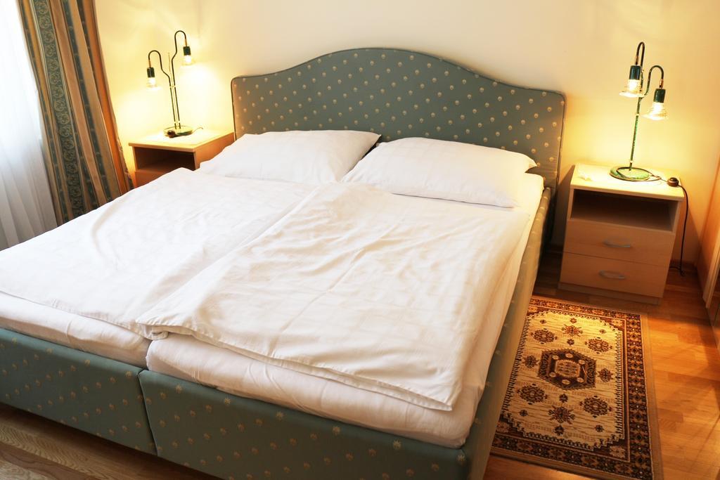 Haus Zu Den Zwei Eichen Apartment Perchtoldsdorf Ruang foto