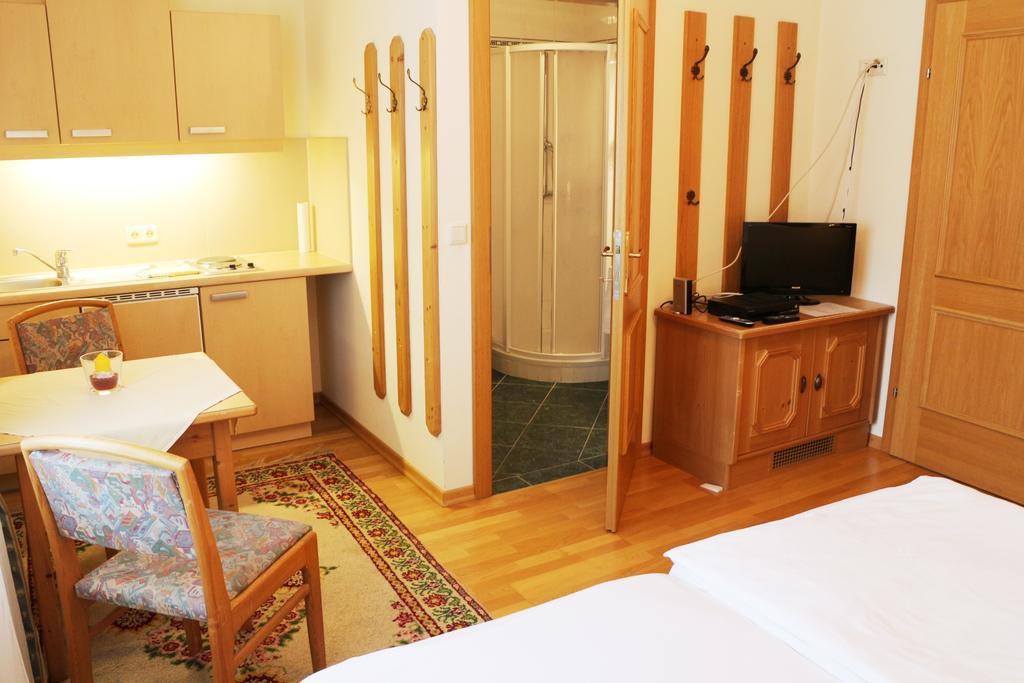 Haus Zu Den Zwei Eichen Apartment Perchtoldsdorf Ruang foto