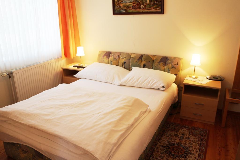 Haus Zu Den Zwei Eichen Apartment Perchtoldsdorf Ruang foto